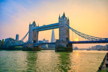 Londra'da Thames Nehri'nin karşısındaki Tower Bridge, İngiltere.