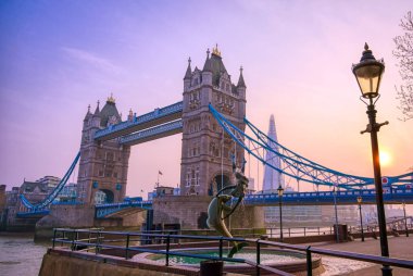 Londra, Birleşik Krallık - 17 Nisan 2019: Thames Nehri üzerindeki Tower Bridge with the Girl with Dolphin Fountain, created by David Wynne.