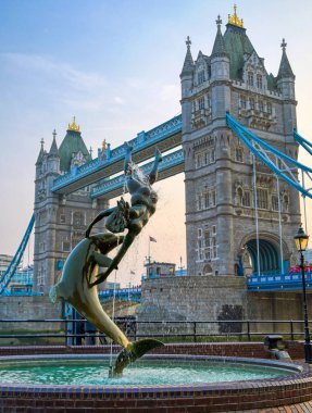 Londra, Birleşik Krallık - 17 Nisan 2019: Thames Nehri üzerindeki Tower Bridge with the Girl with Dolphin Fountain, created by David Wynne.