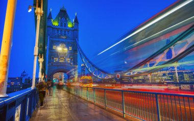 Araçlar Londra, İngiltere 'deki Thames Nehri üzerinden Tower Köprüsü' nden geçiyor..