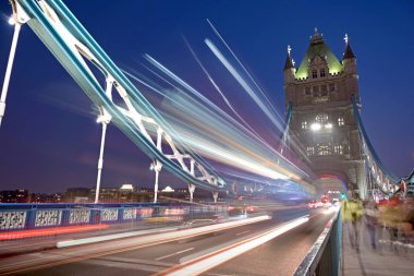 Araçlar Londra, İngiltere 'deki Thames Nehri üzerinden Tower Köprüsü' nden geçiyor..