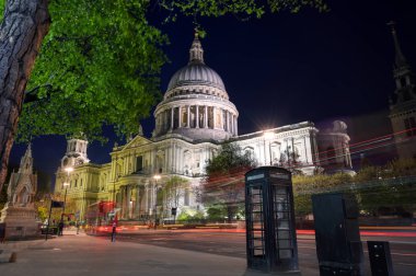 Londra'da gece St Paul Katedrali manzarası, İngiltere.