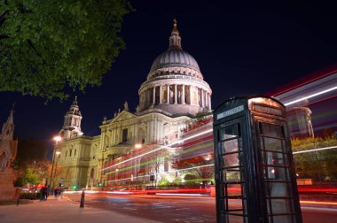 Londra'da gece St Paul Katedrali manzarası, İngiltere.
