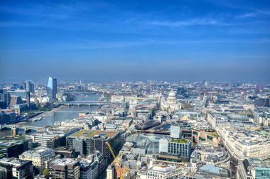 Güneşli bir günde Londra, Birleşik Krallık'ın havadan görünümü.