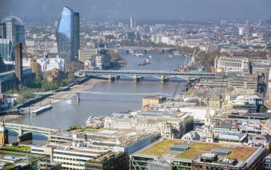 Güneşli bir günde Londra, Birleşik Krallık'ın havadan görünümü.