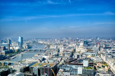 Güneşli bir günde Londra, Birleşik Krallık'ın havadan görünümü.