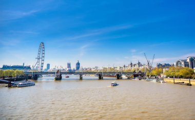 Londra, İngiltere 'de güneşli bir günde Thames nehri boyunca bir manzara..