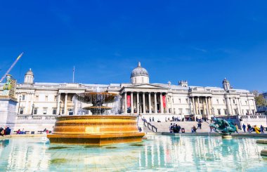 Londra, İngiltere - 17 Haziran 2019 : Trafalgar Meydanı ve Ulusal Galeri Müzesi Londra'da güneşli bir günde, İngiltere.