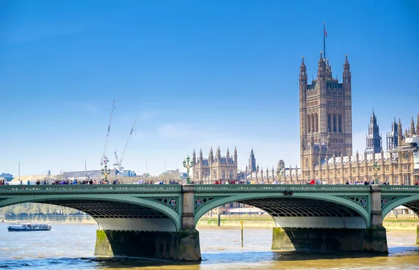 イギリスのロンドンで晴れた日にテムズ川沿いのイギリス議会 — ストック写真