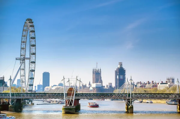 Uma Vista Longo Rio Tamisa Dia Ensolarado Londres Reino Unido — Fotografia de Stock