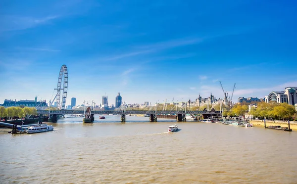 Una Vista Largo Del Río Támesis Día Soleado Londres Reino —  Fotos de Stock