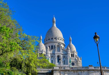 Paris 'in Kutsal Yüreği Bazilikası, Fransa' nın Montmartre bölgesindeki Sacre-Coeur Bazilikası olarak bilinir..