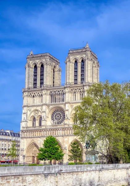 2019年4月15日の火災後 フランス パリのセーヌ川沿いのノートルダム大聖堂 — ストック写真