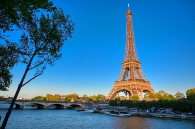 Paris 'teki Seine Nehri karşısındaki Eyfel Kulesi, Fransa.