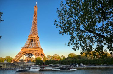 Paris 'teki Seine Nehri karşısındaki Eyfel Kulesi, Fransa.