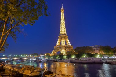 Paris, Fransa - 20 Nisan 2019 - Paris,Fransa'daki Seine Nehri'nin karşısındaki eyfel kulesinin gece manzarası.