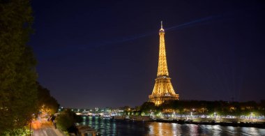 Paris, Fransa - 20 Nisan 2019 - Paris,Fransa'daki Seine Nehri'nin karşısındaki eyfel kulesinin gece manzarası.