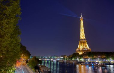 Paris, Fransa - 20 Nisan 2019 - Paris,Fransa'daki Seine Nehri'nin karşısındaki eyfel kulesinin gece manzarası.