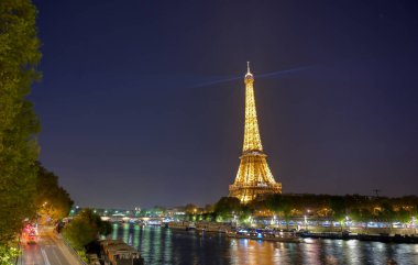Paris, Fransa - 20 Nisan 2019 - Paris,Fransa'daki Seine Nehri'nin karşısındaki eyfel kulesinin gece manzarası.