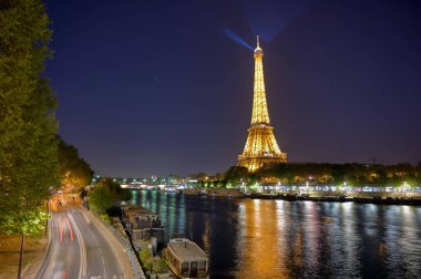 Paris, Fransa - 20 Nisan 2019 - Paris,Fransa'daki Seine Nehri'nin karşısındaki eyfel kulesinin gece manzarası.