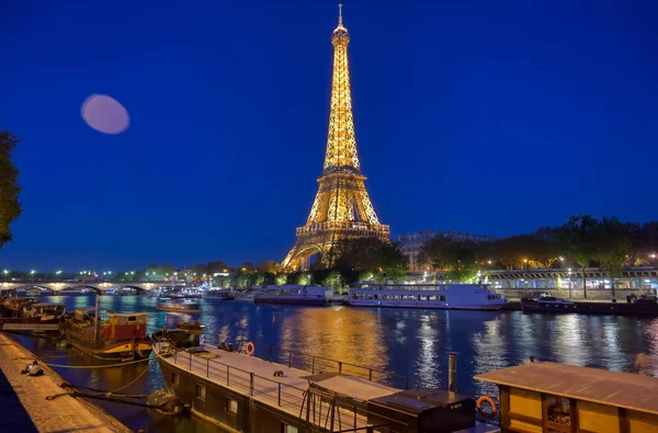 Париж Франция Апреля 2019 Эйфелева Башня Ночью Через Сену Париже — стоковое фото