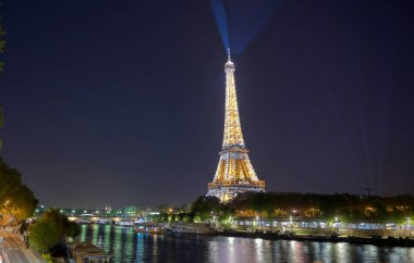 Paris, Fransa - 20 Nisan 2019 - Paris,Fransa'daki Seine Nehri'nin karşısındaki eyfel kulesinin gece manzarası.