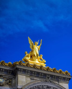 Paris, Fransa - 21 Nisan 2019 - Palais Garnier, 1861-1875 yılları arasında Paris'in merkezinde ki Paris Operası için inşa edilmiş 1.979 kişilik bir opera binasıdır.. 