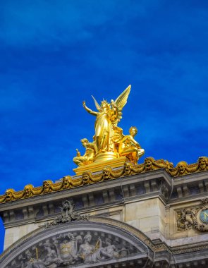 Paris, Fransa - 21 Nisan 2019 - Palais Garnier, 1861-1875 yılları arasında Paris'in merkezinde ki Paris Operası için inşa edilmiş 1.979 kişilik bir opera binasıdır.. 