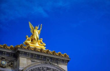 Paris, Fransa - 21 Nisan 2019 - Palais Garnier, 1861-1875 yılları arasında Paris'in merkezinde ki Paris Operası için inşa edilmiş 1.979 kişilik bir opera binasıdır.. 