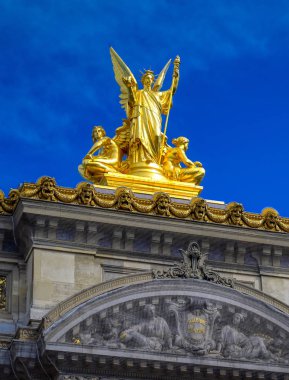 Paris, Fransa - 21 Nisan 2019 - Palais Garnier, 1861-1875 yılları arasında Paris'in merkezinde ki Paris Operası için inşa edilmiş 1.979 kişilik bir opera binasıdır.. 