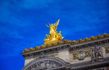 Paris, Fransa - 21 Nisan 2019 - Palais Garnier, 1861-1875 yılları arasında Paris'in merkezinde ki Paris Operası için inşa edilmiş 1.979 kişilik bir opera binasıdır.. 