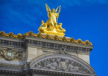 Paris, Fransa - 21 Nisan 2019 - Palais Garnier, 1861-1875 yılları arasında Paris'in merkezinde ki Paris Operası için inşa edilmiş 1.979 kişilik bir opera binasıdır.. 