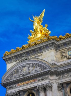 Paris, Fransa - 21 Nisan 2019 - Palais Garnier, 1861-1875 yılları arasında Paris'in merkezinde ki Paris Operası için inşa edilmiş 1.979 kişilik bir opera binasıdır.. 