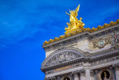 Paris, Fransa - 21 Nisan 2019 - Palais Garnier, 1861-1875 yılları arasında Paris'in merkezinde ki Paris Operası için inşa edilmiş 1.979 kişilik bir opera binasıdır.. 