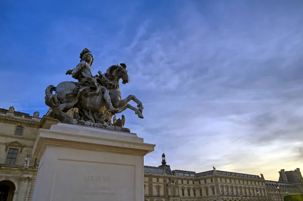 フランス 2019年4月21日 晴れた日に 世界最大の美術館とフランスのパリの歴史的建造物 ルーブル美術館の眺め — ストック写真