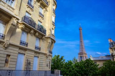 Paris, Fransa sokaklarından Eyfel Kulesi manzarası.