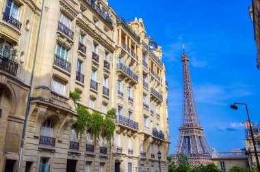 Paris, Fransa sokaklarından Eyfel Kulesi manzarası.