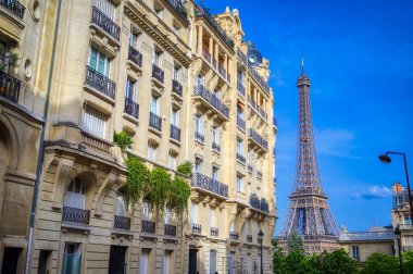 Paris, Fransa sokaklarından Eyfel Kulesi manzarası.
