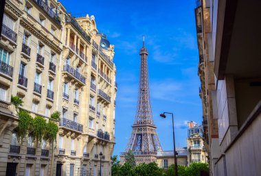 Paris, Fransa sokaklarından Eyfel Kulesi manzarası.