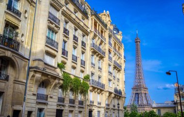 Paris, Fransa sokaklarından Eyfel Kulesi manzarası.