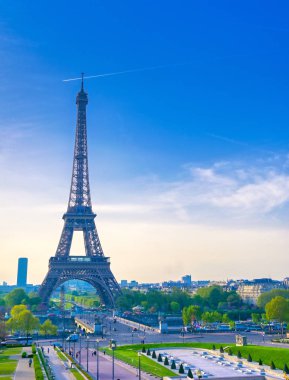 Paris'teki Jardins du Trocadero'dan Eyfel Kulesi'nin görünümü, Fransa.