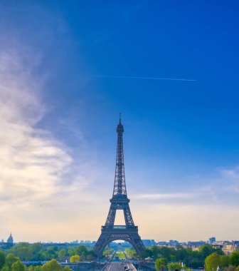 Paris'teki Jardins du Trocadero'dan Eyfel Kulesi'nin görünümü, Fransa.