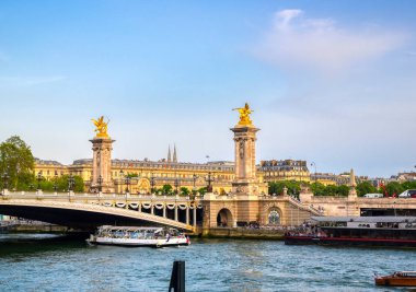 Paris, Fransa'da Seine Nehri'ni kapsayan Pont Alexandre III köprüsünün manzarası