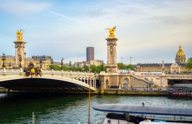 Paris, Fransa'da Seine Nehri'ni kapsayan Pont Alexandre III köprüsünün manzarası