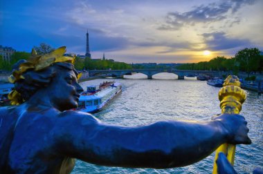 Paris, Fransa'da Seine Nehri'ni kapsayan Pont Alexandre III köprüsünden bir manzara