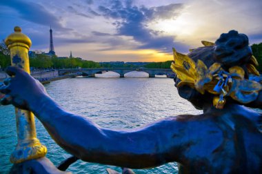 Paris, Fransa'da Seine Nehri'ni kapsayan Pont Alexandre III köprüsünden bir manzara
