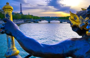 Paris, Fransa'da Seine Nehri'ni kapsayan Pont Alexandre III köprüsünden bir manzara