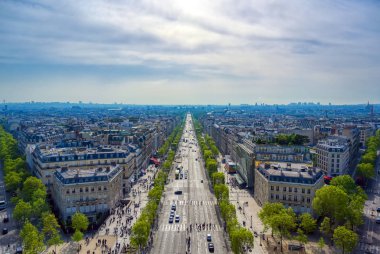 Güneşli bir günde Arc de Triomphe Paris, Fransa bir görünüm.