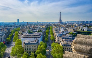 Eyfel Kulesi ve Paris, Fransa Arc de Triomphe bir görünüm.