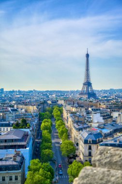 Eyfel Kulesi ve Paris, Fransa Arc de Triomphe bir görünüm.